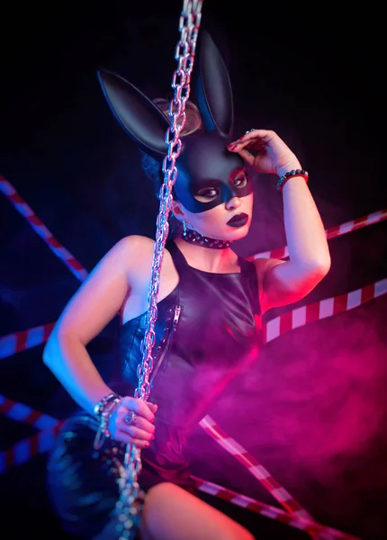 Donna in abito di pelle e maschera di coniglio nero — Foto Stock