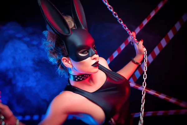 Deri elbiseli ve siyah tavşan maskeli kadın. — Stok fotoğraf