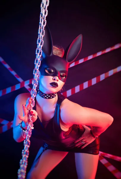 Donna in abito di pelle e maschera di coniglio nero — Foto Stock