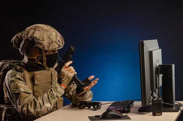 コンピュータに座る制服を着た軍隊がサイバー戦争を行います — ストック写真