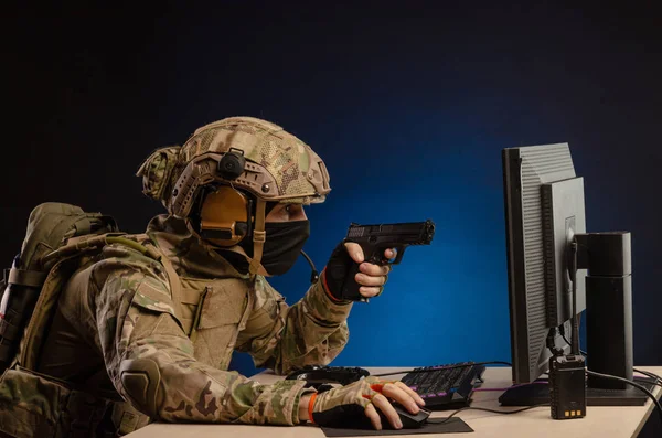 Militär i uniform sitter vid en dator bedriver cyberkrigföring — Stockfoto