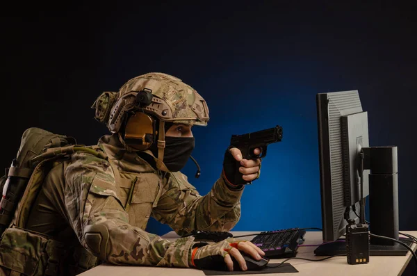 Військові в уніформі сидять за комп'ютером веде кібервійну — стокове фото