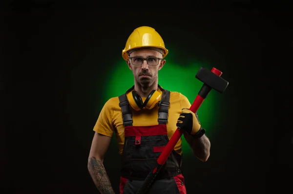 De mannelijke bouwvakker met een voorhamer — Stockfoto