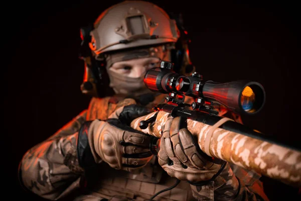 Soldat einer Spezialeinheit mit Helm und Scharfschützengewehr — Stockfoto