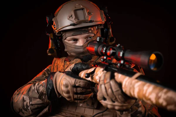 Különleges erők katona egy sisakban egy mesterlövész puska — Stock Fotó