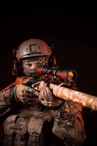 Soldado de las fuerzas especiales en un casco con un rifle de francotirador —  Fotos de Stock