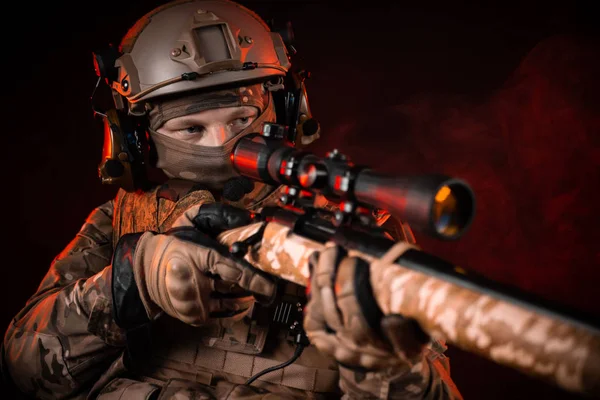 Soldado forças especiais em um capacete com um rifle sniper — Fotografia de Stock