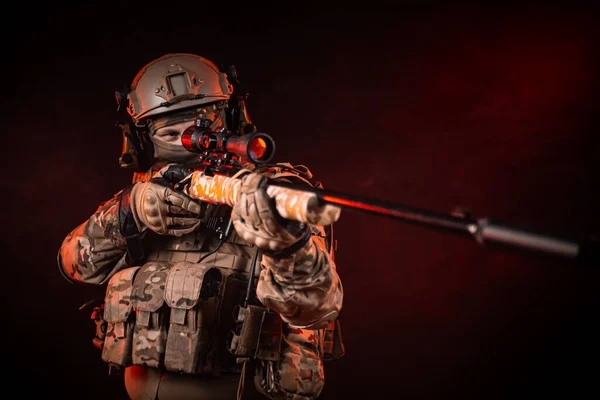 Soldat einer Spezialeinheit mit Helm und Scharfschützengewehr — Stockfoto