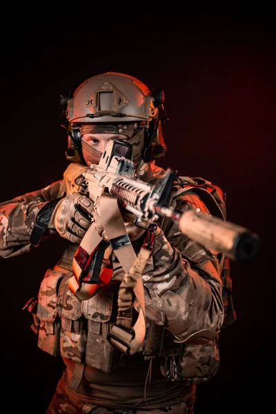 Forças especiais soldados em um capacete com um rifle automático — Fotografia de Stock