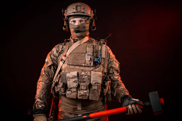 Soldados de las fuerzas especiales en un casco con un martillo para noquear puertas —  Fotos de Stock