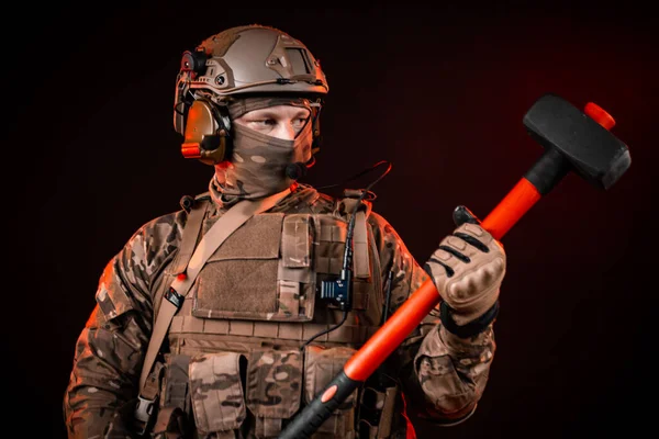 Special forces soldiers in a helmet with a sledgehammer for knocking out doors — Stock Photo, Image