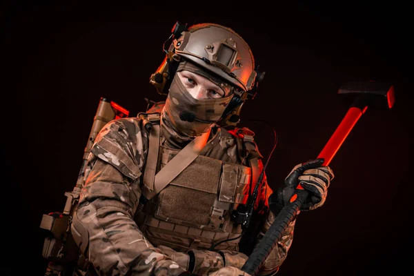 Forças especiais soldados em um capacete com uma marreta para derrubar portas — Fotografia de Stock