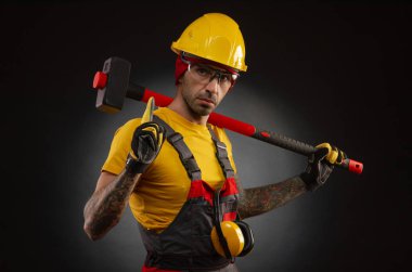 Balyozlu erkek inşaat işçisi.