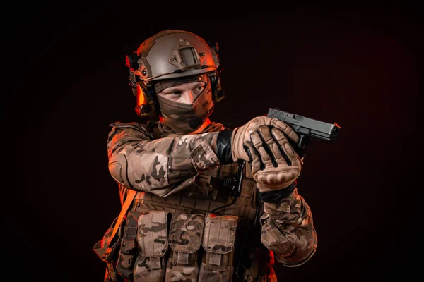 Soldaten der Spezialeinheit mit Helm und Pistole — Stockfoto