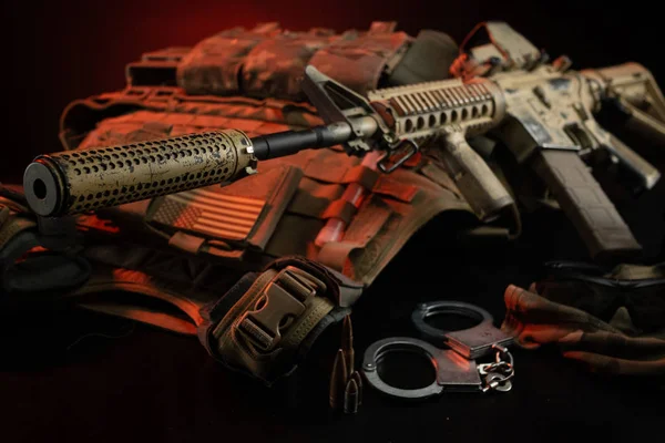As armas, armaduras e munições de uma unidade militar especial ou de um agente da polícia do FBI — Fotografia de Stock