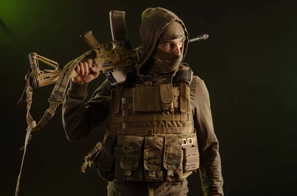 Soldat-saboteur en tenue militaire avec armes sur fond sombre — Photo