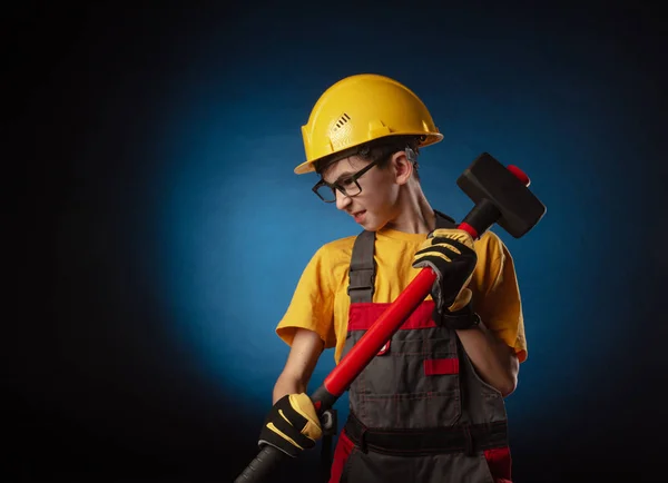 Ребенок костюм строителя позируя с рабочим инструментом — стоковое фото