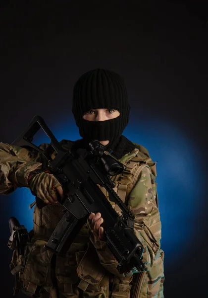 Boy in military uniform and Balaclava with weapons — Stockfoto