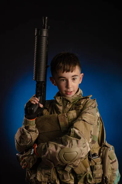 Хлопчик у військовій формі з пістолетом — стокове фото