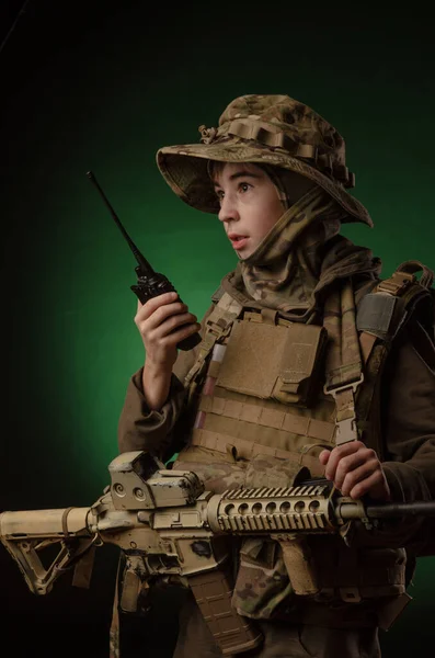 Хлопчик у військовій формі з рушницею, що говорить з радіо — стокове фото