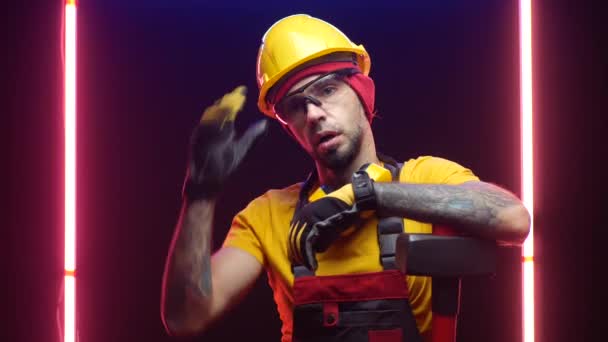 The male construction worker is tired of the heat — Wideo stockowe