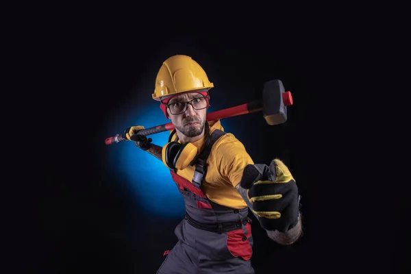 Der männliche Bauarbeiter mit dem Vorschlaghammer — Stockfoto