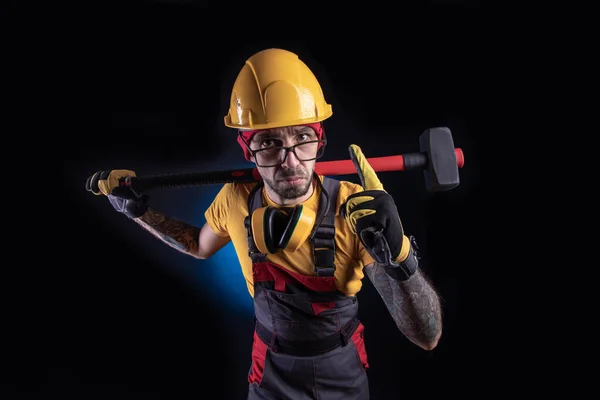 El trabajador de la construcción con un martillo de trineo —  Fotos de Stock