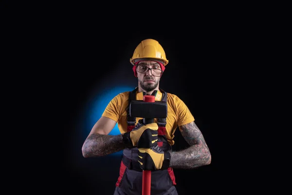 De mannelijke bouwvakker met een voorhamer — Stockfoto