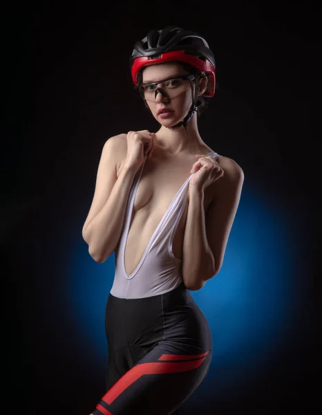 Girl cyclist sexy Nude in a helmet — Stockfoto