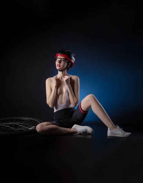 Chica ciclista sexy Desnudo en un casco —  Fotos de Stock