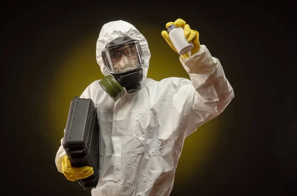 Mężczyzna w biologicznym kombinezonie ochronnym w masce gazowej z lekami na koronawirusy — Zdjęcie stockowe