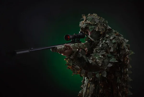 Sniper in a poncho camouflage suit and a sniper rifle — Stock Photo, Image
