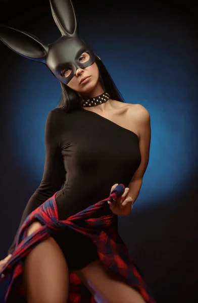 Sexy girl im body und kaninchenmaske — Stockfoto