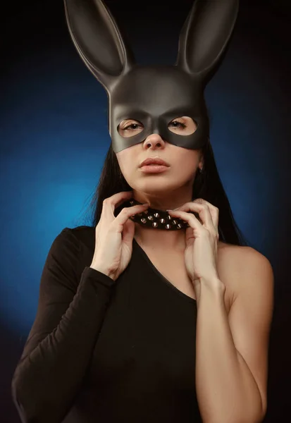 Szexi lány testöltözékben és nyúl maszk — Stock Fotó