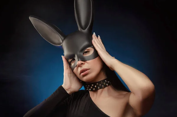 Vücut kıyafetli ve tavşan maskeli seksi kız. — Stok fotoğraf