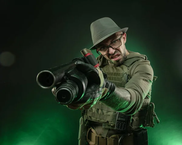 The hero is a guy in a hat with a shotgun — Stock Photo, Image