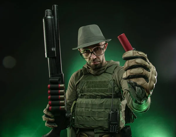 El héroe es un tipo en un sombrero con una escopeta —  Fotos de Stock
