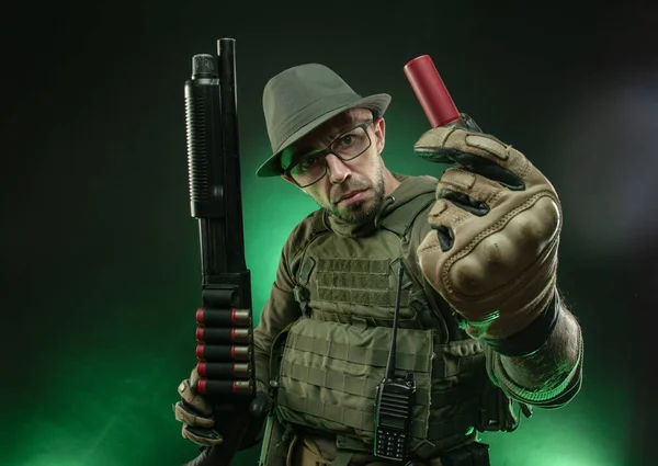 Hjälten är en kille i hatt med hagelgevär — Stockfoto