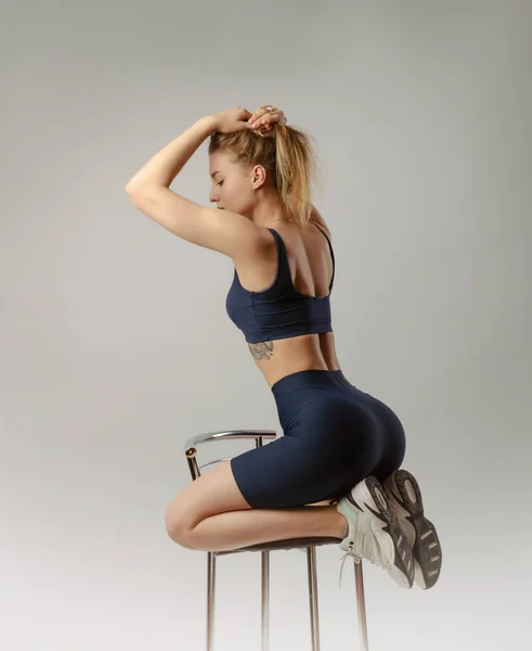 Athletisches Mädchen posiert im Studio auf weißem Hintergrund — Stockfoto