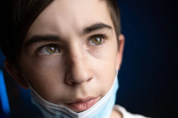 Bambino in una maschera medica protezione dal coronavirus — Foto Stock