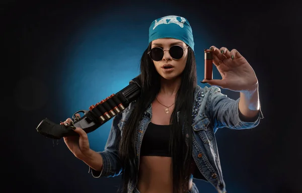 Fille dans une veste en denim avec un fusil de chasse — Photo