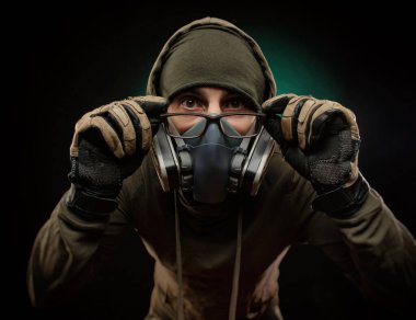 Gri arka planda gaz maskeli bir adamın fotoğrafı.