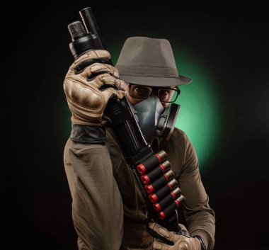 Gri arka planda gaz maskeli bir adamın fotoğrafı.