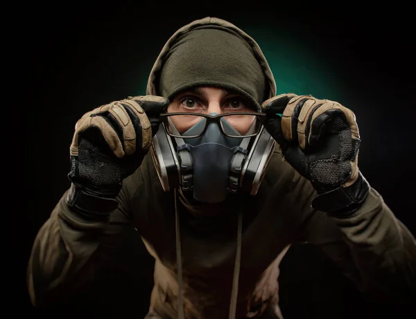 Foto av man i gasmask på grå bakgrund — Stockfoto