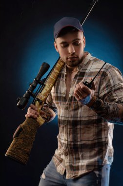 Tüfekli gömlekli adam.