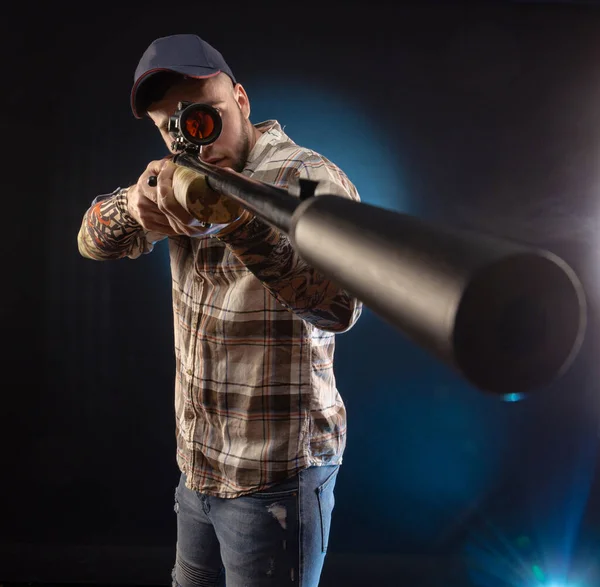 El tipo de la camisa con el rifle —  Fotos de Stock