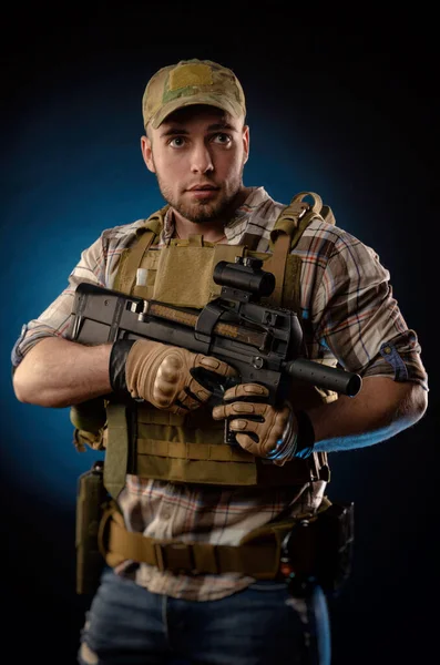 Kluci vojenský agent v neprůstřelné vestě s automatickou puškou — Stock fotografie