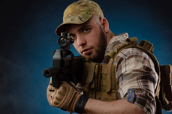 Caras um agente militar em um colete à prova de balas com uma espingarda automática — Fotografia de Stock