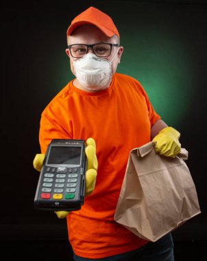 Coronavirus 'a karşı tıbbi maske takan kurye servisinden arkadaş canlısı genç bir adam.