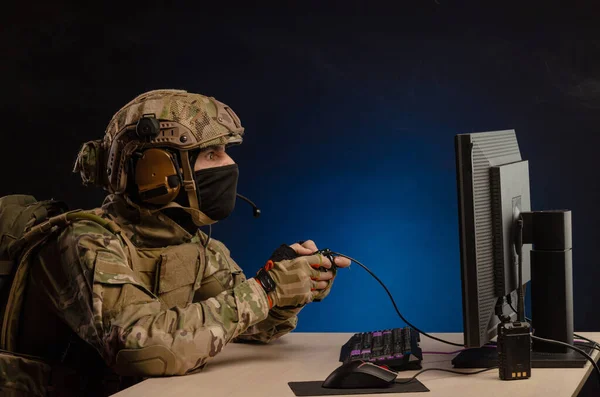 軍の制服を着た男がジョイスティックを使ってコンピュータゲームをしている — ストック写真